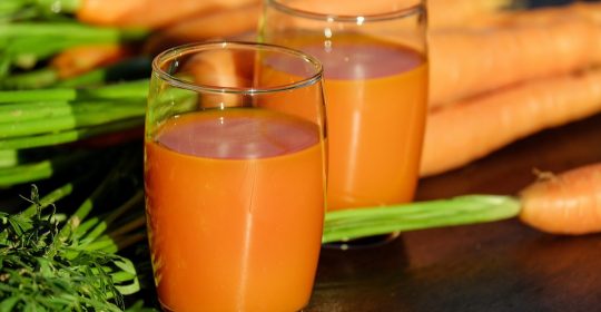 فوائد الجزر كثيرة لكن احذروا أن يصبح لونكم برتقالي Carrot-juice-1623079_960_720-540x280